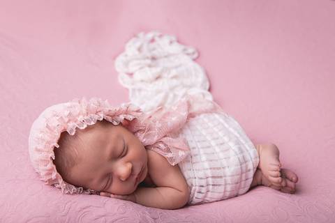 bebe recem nascido newborn book preço valor brasilia df pose bumbum de lado pra cima barriguinha barriga pra baixo fundo rosa flores headband faixa cabelo flor manta pérolas lã touca'