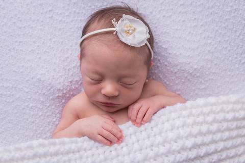 bebe recem nascido newborn book preço valor brasilia df pose ninho barriguinha barriga pra cima fundo branco pipoca headband faixa cabelo flor manta pérolas lã touca cobertinha segurando'