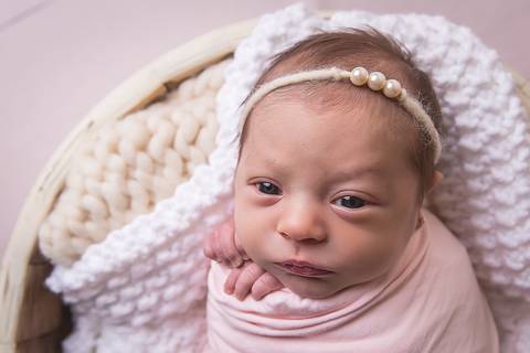 bebe recem nascido newborn book preço valor brasilia df pose barriguinha barriga pra cima fundo madeira headband faixa cabelo flor pérolas lã touca cobertinha segurando prop enrolada olhos abertos paninho cesto redondo tina paninho wrap rosa seco acordada'