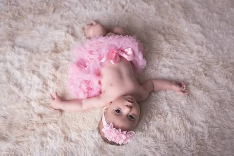 acompanhamento bebe book preço valor investimento brasilia df noroeste 03 3 meses fundo arco iris isadora bailarina rainbow baby chão de tapete pelo olhando pra cima trás saia tutu tule'