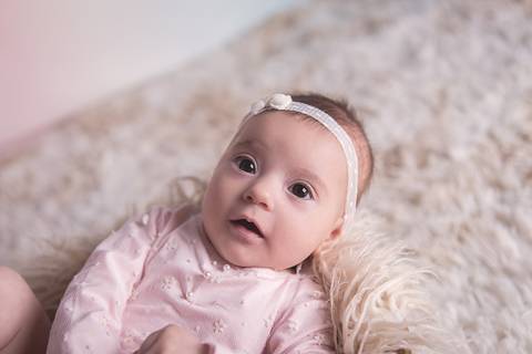 acompanhamento bebe book preço valor investimento brasilia df noroeste 03 3 meses fundo arco iris isadora rainbow baby chão de tapete pelo olhando pra cima trás baby chair prop madeira barriga pra cima headband branca body rosa renda'