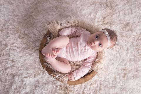 acompanhamento bebe book preço valor investimento brasilia df noroeste 03 3 meses fundo arco iris isadora rainbow baby chão de tapete pelo olhando pra cima trás baby chair prop madeira barriga pra cima headband branca body rosa renda'