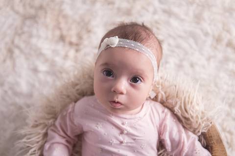 acompanhamento bebe book preço valor investimento brasilia df noroeste 03 3 meses fundo arco iris isadora rainbow baby chão de tapete pelo olhando pra cima trás baby chair prop madeira barriga pra cima headband branca body rosa renda'