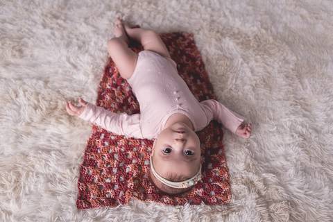 acompanhamento bebe book preço valor investimento brasilia df noroeste 03 3 meses fundo arco iris isadora rainbow baby chão de tapete pelo olhando pra cima trás baby chair prop madeira barriga pra cima headband branca body rosa renda'