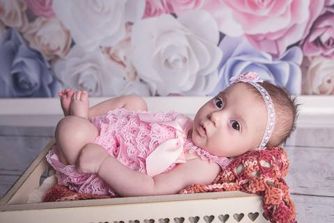 acompanhamento bebe book preço valor investimento brasilia df noroeste 03 3 meses fundo arco iris isadora rainbow baby chão de madeira prop madeira barriga pra cima headband branca body rosa renda macacão cesto corações caixote'