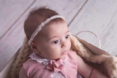 acompanhamento bebe book preço valor investimento brasilia df noroeste 03 3 meses fundo arco iris isadora rainbow baby chão de madeira prop madeira barriga pra cima headband branca body rosa renda macacão cesto corações caixote cesto metal chão madeira'