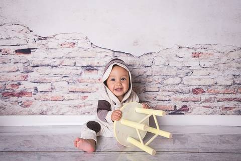 acompanhamento bebe book preço valor investimento brasilia df noroeste 10 meses fundo muro descascado vitor vestido macacão cinza prop cadeira banco curvado sorrindo mão no joelho sentado roupa capuz pijama banco amarelo'