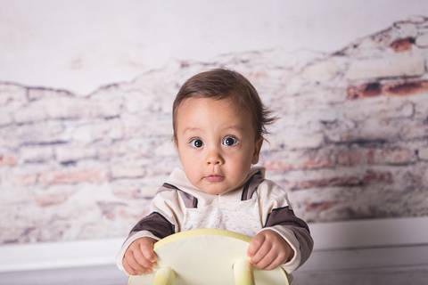 acompanhamento bebe book preço valor investimento brasilia df noroeste 10 meses fundo muro descascado vitor vestido macacão cinza prop cadeira banco curvado sorrindo mão no joelho sentado roupa capuz pijama banco amarelo'