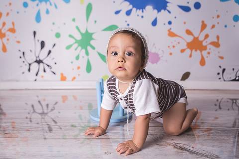 acompanhamento bebe book preço valor investimento brasilia df noroeste 10 meses fundo tintas manchas vitor vestido sorrindo mão no joelho sentado roupa capuz pijama banco amarelo body listrado marrom e branco touca'