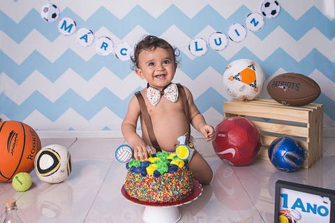smash the cake book 1 ano bolo 
 esmagar placa de um ano tema bola tenis basquete futebol americano futsal tenis bebe sorrindo com bolo'
