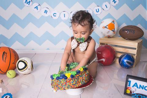 smash the cake book 1 ano bolo 
 esmagar placa de um ano tema bola tenis basquete futebol americano futsal tenis bebe sorrindo se sujando de bolo'
