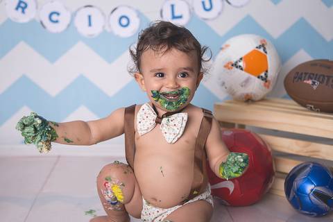 smash the cake book 1 ano bolo 
 esmagar placa de um ano tema bola tenis basquete futebol americano futsal tenis bebe sorrindo se sujando de bolo'