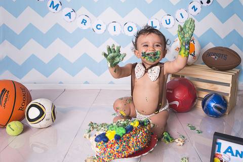 smash the cake book 1 ano bolo 
 esmagar placa de um ano tema bola tenis basquete futebol americano futsal tenis bebe sorrindo se sujando de bolo'