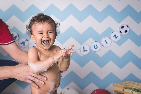 smash the cake book 1 ano bolo 
 esmagar placa de um ano tema bola tenis basquete futebol americano futsal tenis bebe sorrindo se sujando de bolo tomando banho splash'
