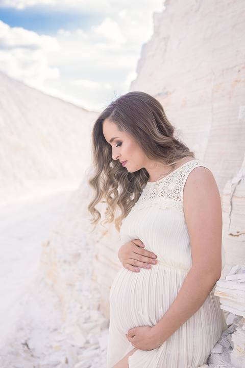 ensaio gestante mamãe tasciane lugar dos sonhos mineradora toda de branco mão na barriga'