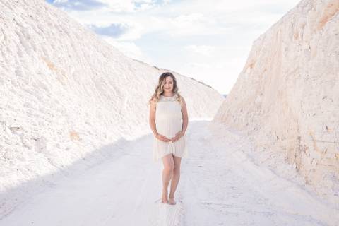 ensaio gestante mamãe tasciane lugar dos sonhos mineradora toda de branco mão na barriga corpo todo mão na barriga'