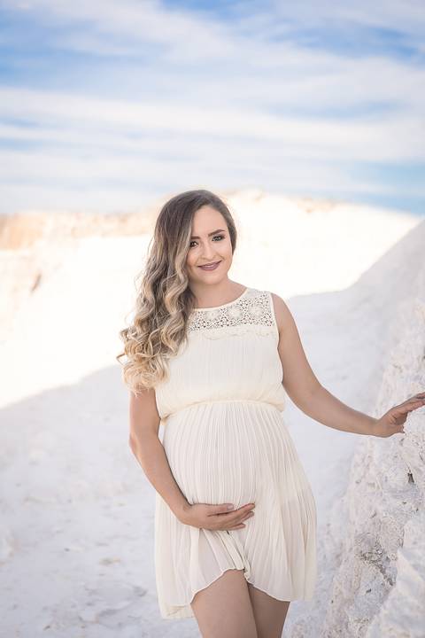 ensaio gestante mamãe tasciane lugar dos sonhos mineradora toda de branco mão na barriga mão nas pedras'