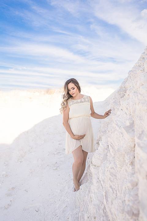 ensaio gestante mamãe tasciane lugar dos sonhos mineradora toda de branco mão na barriga'