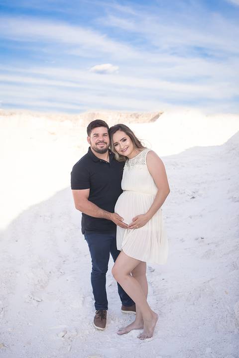 ensaio gestante mamãe tasciane lugar dos sonhos mineradora toda de branco mão na barriga com marido papai'