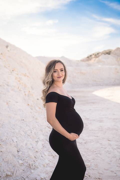 ensaio gestante mamãe tasciane lugar dos sonhos mineradora toda de branco mão na barriga de lado vestido preto colado com cauda'