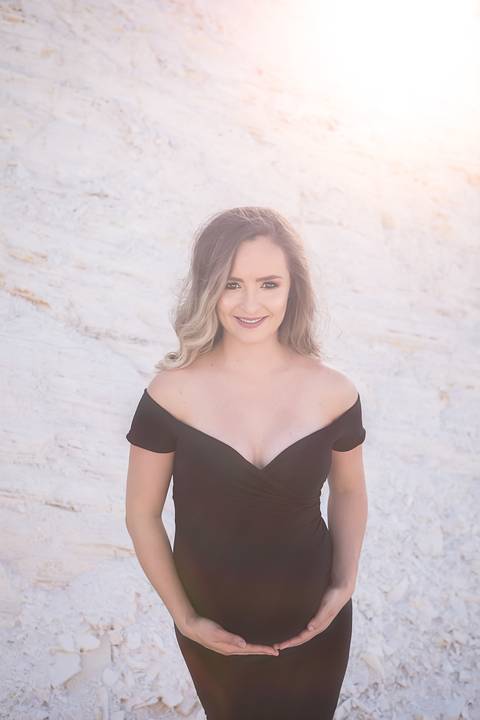 ensaio gestante mamãe tasciane lugar dos sonhos mineradora toda de branco mão na barriga de lado vestido preto colado com cauda'