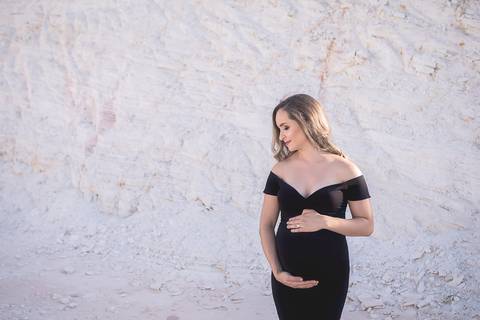 ensaio gestante mamãe tasciane lugar dos sonhos mineradora toda de branco mão na barriga de lado vestido preto colado com cauda'