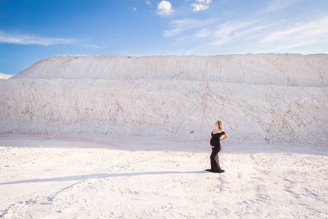 ensaio gestante mamãe tasciane lugar dos sonhos mineradora toda de branco mão na barriga de lado vestido preto colado com cauda'