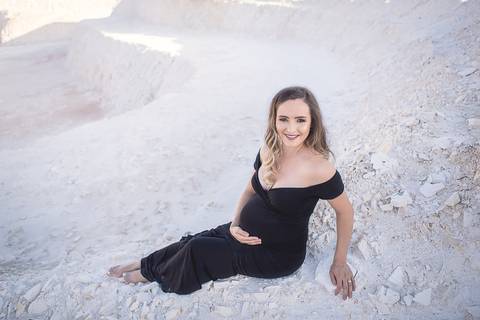 ensaio gestante mamãe tasciane lugar dos sonhos mineradora toda de branco mão na barriga de lado vestido preto colado com cauda'