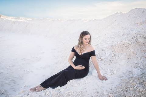 ensaio gestante mamãe tasciane lugar dos sonhos mineradora toda de branco mão na barriga de lado vestido preto colado com cauda'