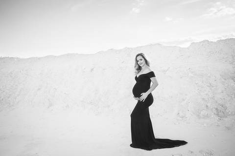 ensaio gestante mamãe tasciane lugar dos sonhos mineradora toda de branco mão na barriga de lado vestido preto colado com cauda'