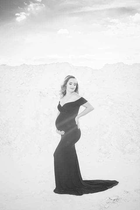 ensaio gestante mamãe tasciane lugar dos sonhos mineradora toda de branco mão na barriga de lado vestido preto colado com cauda'