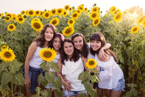 amigas no girassol sorrindo'