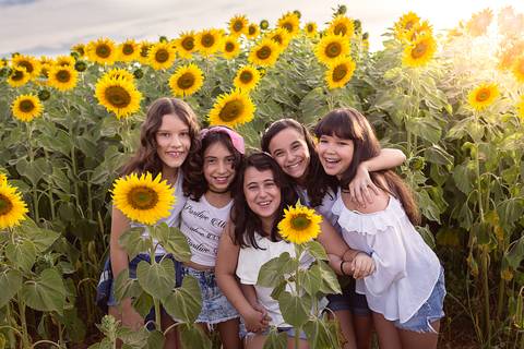 amigas no girassol sorrindo'