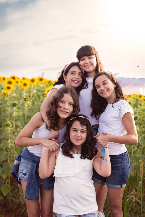 amigas no girassol sorrindo'