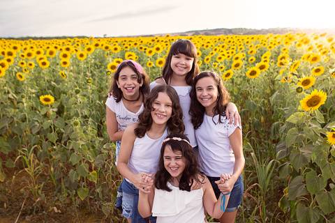 amigas no girassol sorrindo'