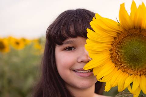 amigas no girassol sorrindo'