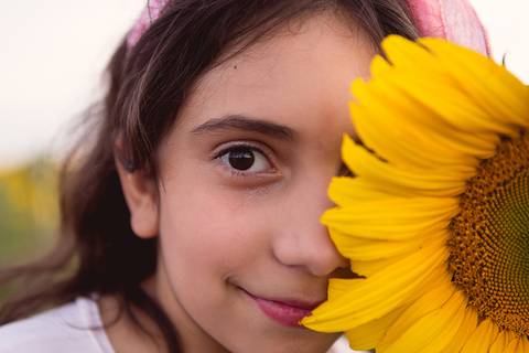 amigas no girassol sorrindo'