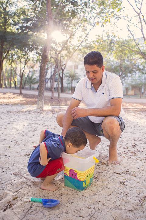 parquinho de areia gabriel com pai baldinho por do sol'