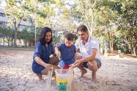 parquinho de areia gabriel com pai baldinho por do sol e a mãe'