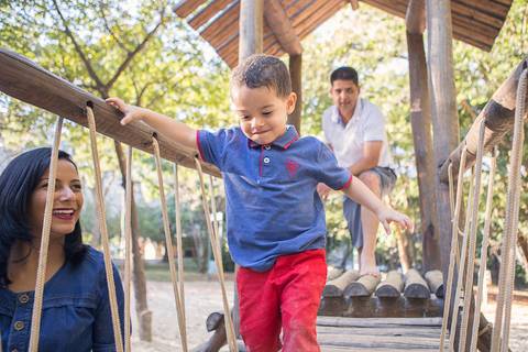parquinho de areia gabriel com pai baldinho por do sol ponte de madeira e a mãe'
