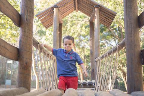parquinho de areia gabriel com pai baldinho por do sol escorregador  ponte de madeira'