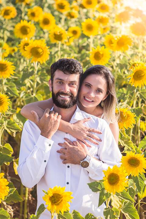 casal book rodolfo priscilla girassol abraçando sorrindo'