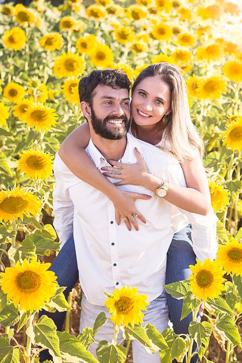 casal book rodolfo priscilla girassol abraçando sorrindo cavalinho'