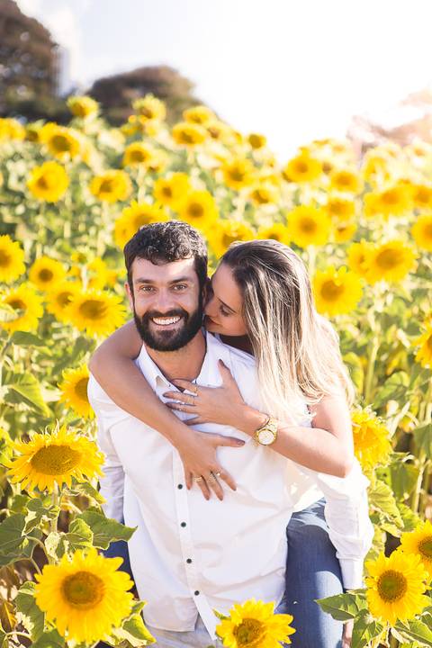 casal book rodolfo priscilla girassol abraçando sorrindo cheirando'