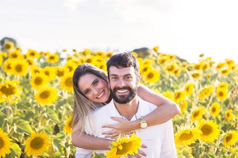 casal book rodolfo priscilla girassol abraçando sorrindo'