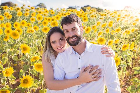 casal book rodolfo priscilla girassol abraçando sorrindo mãos dadas'