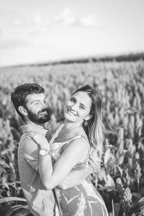 casal book rodolfo priscilla girassol abraçando sorrindo rindo'