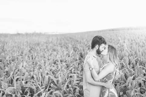 casal book rodolfo priscilla girassol abraçando sorrindo beijo'