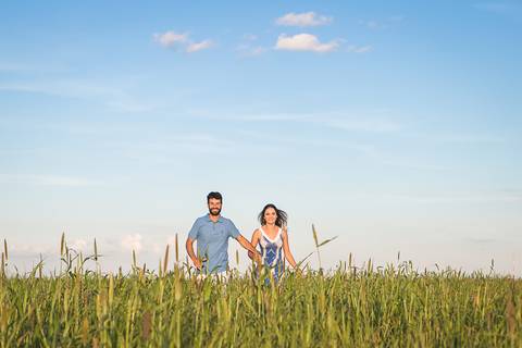 casal book rodolfo priscilla girassol abraçando sorrindo correndo'