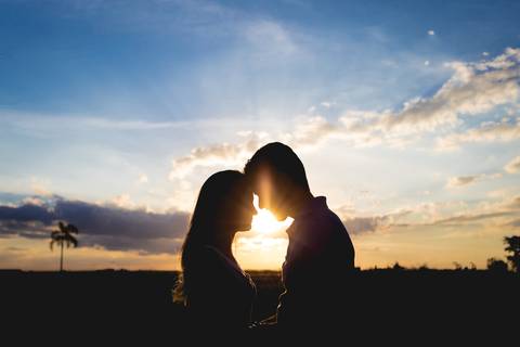 casal book rodolfo priscilla girassol abraçando sorrindo por do sol silhueta'